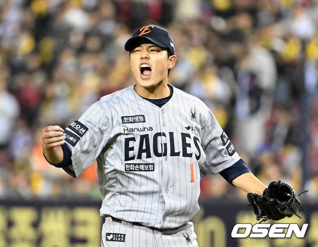 [OSEN=잠실, 이대선 기자] 5회말 2사에서 한화 문동주가 LG 박해민을 처리하고 환호하고 있다. 2025.03.27 /sunday@osen.co.kr