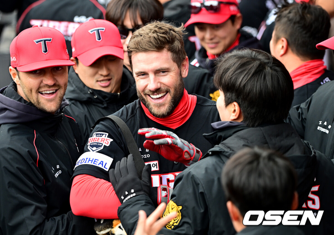 [OSEN=대전, 최규한 기자] 29일 오후 대전 한화생명 볼파크에서 ‘2025 신한 SOL Bank KBO리그’ 한화 이글스와 KIA 타이거즈의 경기가 열렸다.홈팀 한화는 라이언 와이스, 방문팀 KIA는 양현종을 선발로 내세웠다.1회초 2사 주자없는 상황 KIA 위즈덤이 달아나는 좌중간 솔로포를 날리고 홈을 밟은 뒤 더그아웃 동료들과 기뻐하고 있다. 최형우에 이어 백투백 홈런. 2025.03.29 / dreamer@osen.co.kr