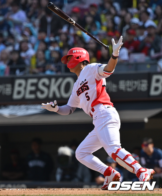 [OSEN=광주, 조은정 기자]22일 광주KIA챔피언스필드에서 2025 신한 SOL Bank KBO리그 KIA 타이거즈와 NC 다이노스의 개막전이 열린다.홈팀이자 디펜딩 챔피언 KIA는 에이스 제임스 네일을 출격, 원정팀 NC는 새 외국인 투수 로건 앨런을 선발로 내세웠다.3회말 1사 KIA 김도영이 안타를 날리고 있다. 이후 주루플레이 중 햄스트링 통증을 호소하며 윤도현으로 교체됐다. 2025.03.22 /cej@osen.co.kr