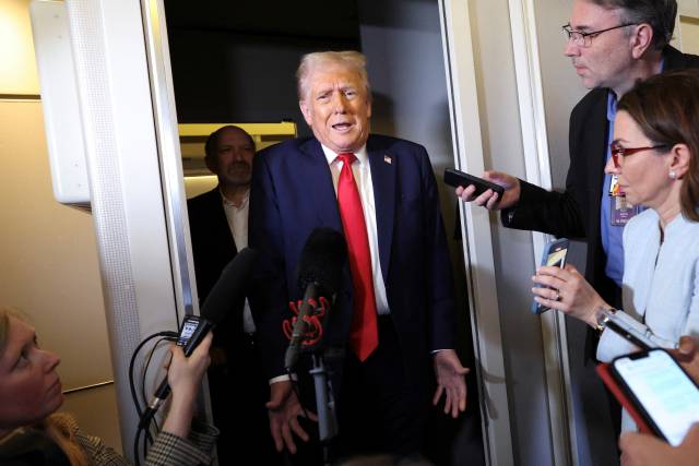 ▲ 30일(현지시간) 도널드 트럼프 미국 대통령이 워싱턴DC로 돌아오는 전용기(에어포스원)에서 취재진에 말하고 있다. ⓒ로이터=연합뉴스