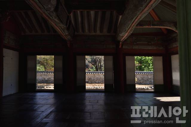 ▲ 소수서원 강학당 전경. 채광을 그대로 머금은 강당 열린 문 너머로는 담장과 숲이 겹겹이 펼쳐진다. 선비들이 앉아 사색하던 그 자리엔 지금도 고요함이 메아리 친다.