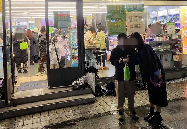 제주시내 중저가 화장품 매장&nbsp;찾은 외국인관광객.