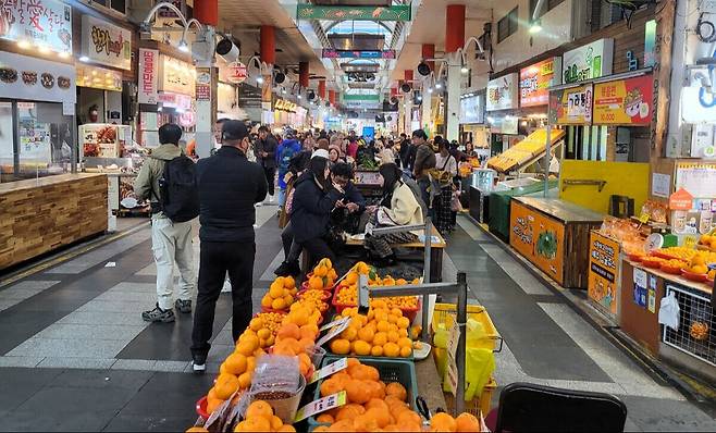 서귀포 매일올레시장 방문한&nbsp;외국인 관광객.