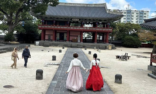 제주목 관아 찾은 외국인관광객.
