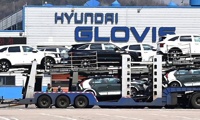 도널드 트럼프 미국 대통령의 상호관세 발표를 앞둔 1일 경기도 평택항 자동차 야적장에 수출용 차량을 실은 카캐리어가 대기하고 있다. 뉴시스