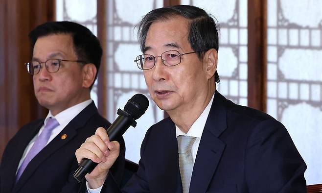 한덕수 대통령 권한대행 국무총리가 1일 서울 종로구 삼청동 총리공관에서 열린 경제안보전략TF 회의에서 발언하고 있다. 연합뉴스