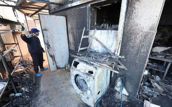 지난달 25일 ‘의성 산불’ 당시 경북 영덕군 축산면 경정3리 해안마을에서 고령의 주민들을 깨워 대피시킨 인도네시아 국적 근로자 레오씨가 산불 당시 구조 상황을 설명하고 있다. 2025.4.1 연합뉴스