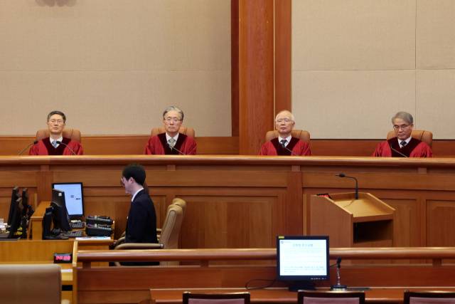 문형배 헌법재판소장 권한대행을 비롯한 헌법재판관들이 27일 일반 헌법소원 사건 선고를 위해 서울 종로구 헌법재판소 대심판정에 입장해 있다. 연합뉴스