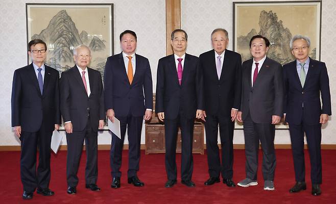 한덕수 대통령 권한대행 국무총리가 3월27일 서울 종로구 총리공관에서 경제6단체장과의 간담회에 앞서 기념촬영을 하고 있다. 왼쪽부터 윤진식 한국무역협회장, 손경식 한국경영자총협회 회장, 최태원 대한상공회의소 회장, 한 권한대행, 류진 한국경제인협회 회장, 김기문 중소기업중앙회 회장, 최진식 한국중견기업연합회 회장 ⓒ대통령실통신사진기자단