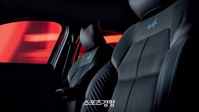 2026년형 르노 아르카나 에스프리 알핀(esprit Alpine) 신규 트림, 블루 컬러 스티치의 프리미엄 마이크로 화이버 시트