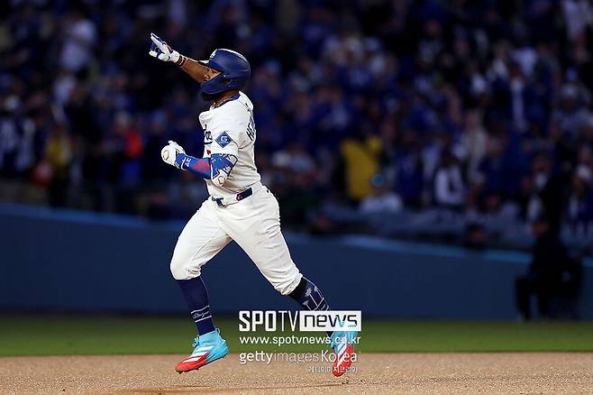 ▲ 선제 투런포를 터뜨리며 기선을 제압하는 데 일조한 테오스카 에르난데스