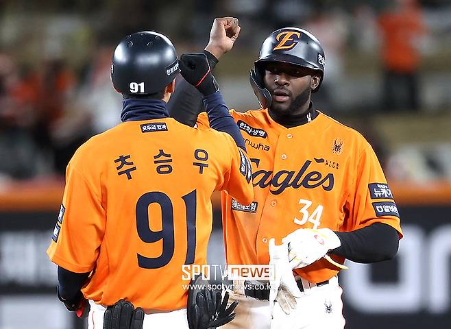 ▲ 첫 안타 이후 점차 출루율이 높아지는 양상을 보여주고 있는 에스테반 플로리얼 ⓒ곽혜미 기자