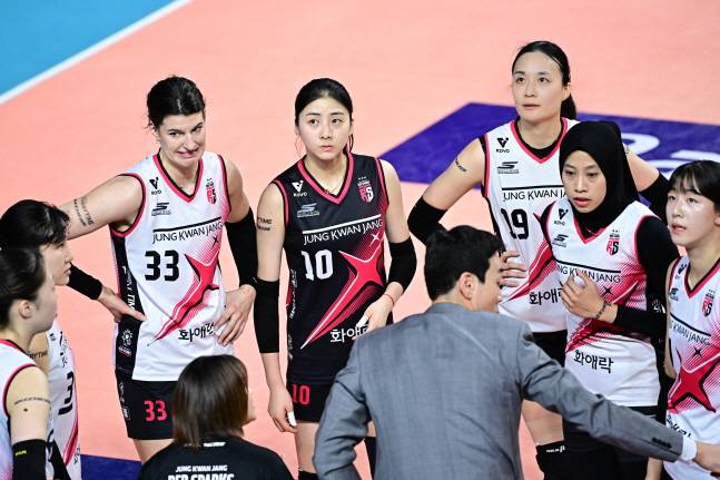 작전 타임에서 지시를 내리는 고희진 감독(가운데)과 정관장 선수들. /사진=KOVO 제공