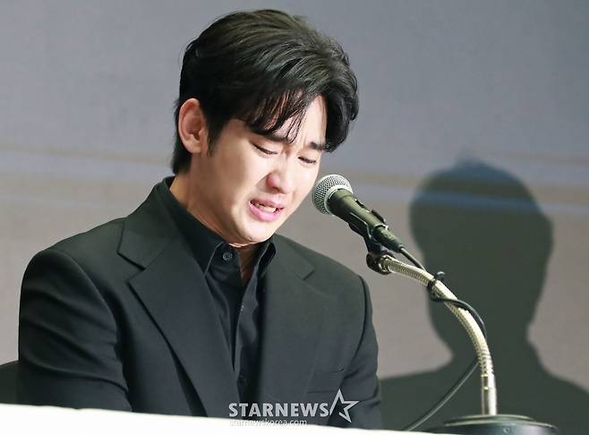 배우 김수현이 31일 오후 서울 마포구 상암동 스탠포드호텔에서 진행된 기자회견에서 최근 불거진 사생활 논란에 대해 밝히고 있다. /2025.03.31 /사진=이동훈 photoguy@