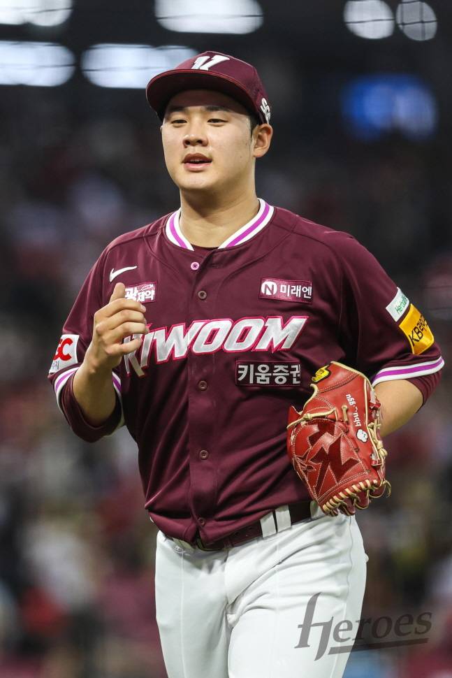 키움 신인 정현우가 지난달 26일 KIA전 이닝을 마치고 마운드에서 내려가고 있다. /사진=키움 히어로즈 제공
