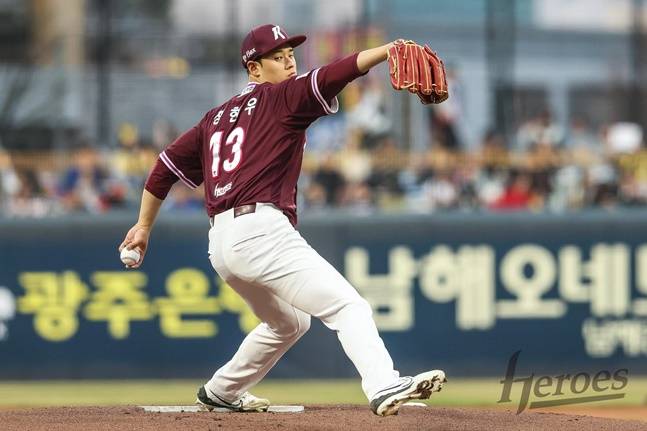데뷔전에서 투구하는 정현우. /사진=키움 히어로즈 제공