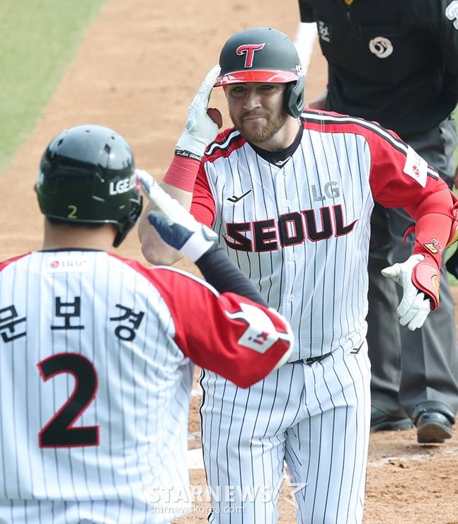 2025 신한 SOL Bank KBO리그 LG 트윈스 대 롯데 자이언츠 경기가 23일 잠실야구장에서 열렸다.  LG 오스틴(오른쪽)이 5회말 2사에서 롯데 선발 박세웅을 상대로 좌월 1점 홈런을 날리고 홈인한 후 문보경의 환영을 받고 있다.