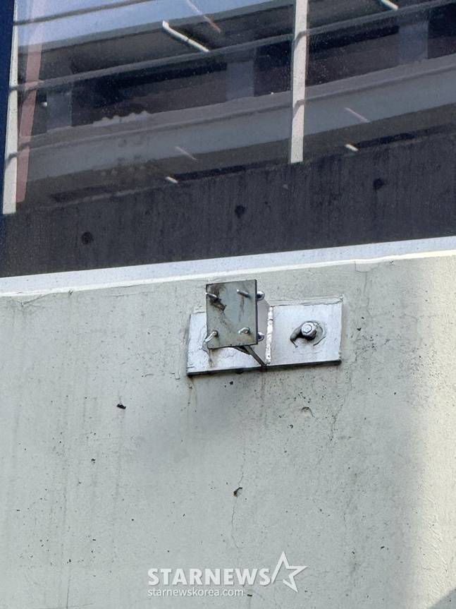 창원NC파크의 알루미늄 루버가 떨어진 부분.  /사진=양정웅 기자