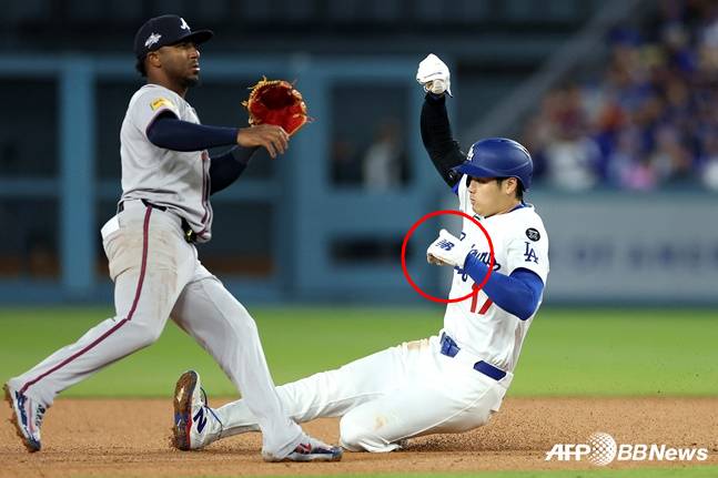 LA 다저스 오타니 쇼헤이(오른쪽)가 1일 애틀랜타전 6회말 2루 도루를 성공시키고 있다. 왼팔을 몸쪽으로 굽히고 보호한 채 슬라이딩을 하고 있다.  /AFPBBNews=뉴스1
