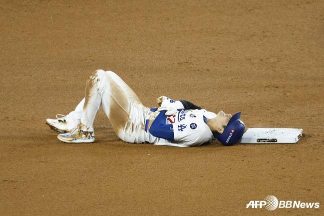 지난해 월드스리즈 2차전에서 도루 도중 왼 어깨가 탈구돼 고통스러워하는 오타니. /AFPBBNews=뉴스1