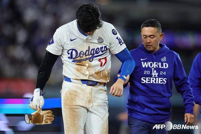 도루 도중 입은 왼 어깨 부상으로 오타니(왼쪽)가 교체아웃되고 있다. /AFPBBNews=뉴스1