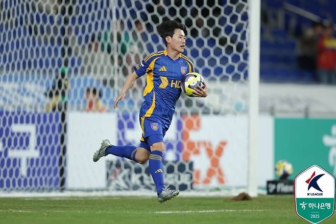 이희균이 전반전 동점골을 넣고 공을 들고 하프 라인으로 질주하고 있다. /사진=한국프로축구연맹 제공