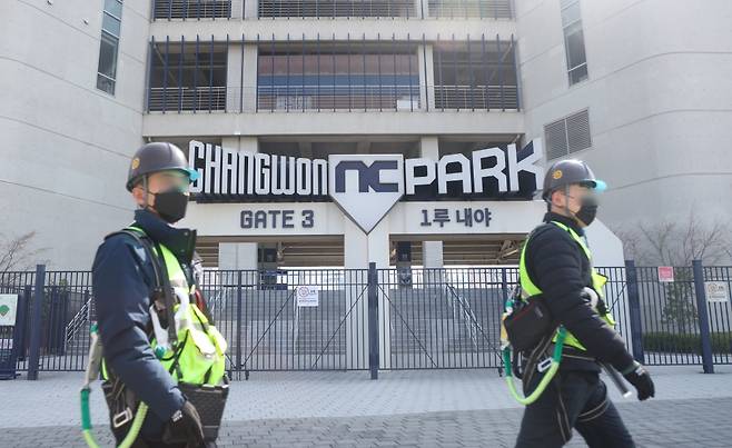NC 다이노스가 1일 홈구장인 창원NC파크에 대해 긴급 안전 점검을 진행했다. 외부 안전 점검 업체 직원들은 낙하 사고가 발생한 외벽 구조물 마감 자재와 동일한 자재에 대해 점검했다. 연합뉴스