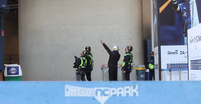 NC 다이노스가 1일 홈구장인 창원NC파크에 대해 긴급 안전 점검을 진행했다. 외부 안전 점검 업체 직원들은 낙하 사고가 발생한 외벽 구조물 마감 자재와 동일한 자재에 대해 점검했다. 연합뉴스