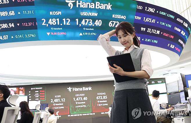코스피 급락해 2,480대 마감 (서울=연합뉴스) 서명곤 기자 = 1년 5개월간 금지됐던 국내 주식시장 공매도가 재개된 31일 서울 중구 하나은행 딜링룸에서 한 딜러가 상황을 주시하고 있다. 이날 코스피는 공매도 재개, 상호관세 우려 속에 전장보다 76.86p(3.00%) 내린 2,481.12에 거래를 마감했다. 2025.3.31 seephoto@yna.co.kr