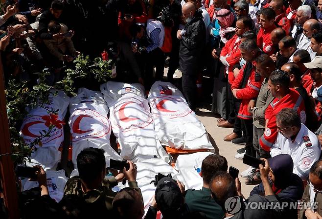 구조 작업 중 숨진 팔레스타인 의료진 추모하는 주민들 (칸유니스 로이터=연합뉴스) 지난 달 31일(현지시간) 가자지구 칸유니스에서 숨진 의료진들을 추모하는 팔레스타인 주민들. 2025.04.01