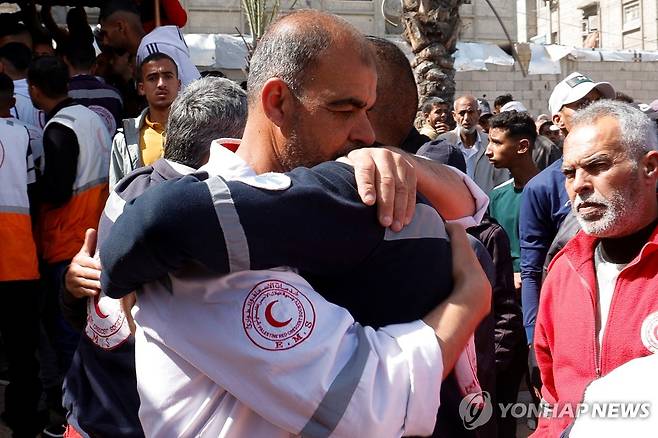 슬퍼하는 팔레스타인 적신월사 의료진 (칸유니스 로이터=연합뉴스) 지난 달 31일(현지시간) 가자지구 칸유니스에서 팔레스타인 적신월사 소속 의료진이 동료 죽음에 슬퍼하고 있다. 2025.04.01