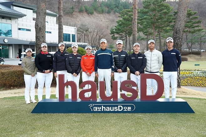 최등규 회장(오른쪽 5번째)과 대보 골프단 소속 선수들.  [대보그룹 제공. 재판매 및 DB 금지]