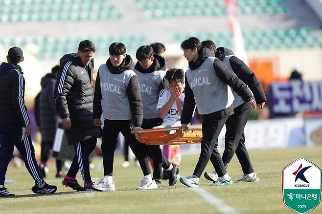 발목 다친 전북 미드필더 이영재 [한국프로축구연맹 제공. 재판매 및 DB 금지]