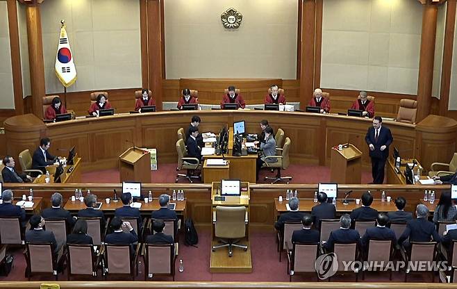 최종 의견 진술 위해 이동하는 윤석열 대통령 (서울=연합뉴스) 윤석열 대통령이 지난 2월 25일 서울 종로구 헌법재판소에서 열린 윤 대통령 탄핵심판 11차 변론에서 최종 의견 진술을 위해 이동하고 있다. 2025.2.25 [헌법재판소 제공. 재판매 및 DB금지] photo@yna.co.kr