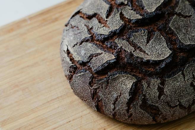 전체적으로 큰 갈라짐이 있는 원형의 검은 빵