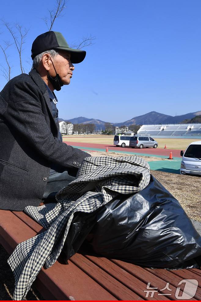 2일 경북 영덕군 산불피해 이재민 대피소가 있는 영덕국민체육센터 앞에서 지품면 이재민인 80대 A 씨가 화마가 지나간 먼 산을 바라보고 있다. 2025.4.2/뉴스1 ⓒ News1 최창호 기자