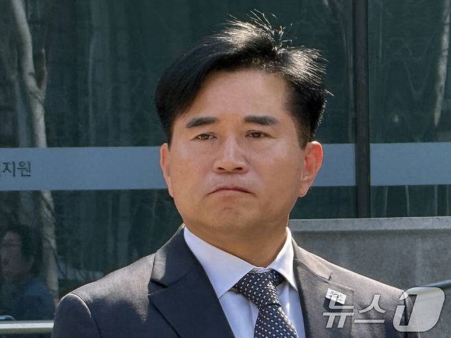 이병진 더불어민주당 의원이 2일 경기 평택시 수원지법 평택지원에서 열린 공직선거법 위반 등 혐의 사건 1심 선고공판에서 당선무효형을 선고받고 취재진 질문을 받고 있다. 2025.4.2/뉴스1 ⓒ News1 김기현 기자