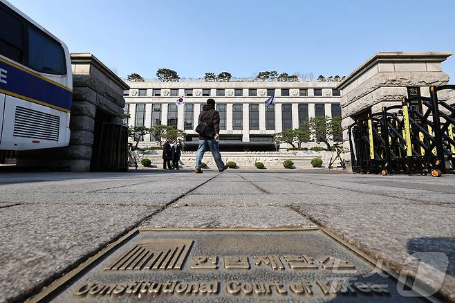 헌법재판소는 오는 4일 오전 11시에 윤석열 대통령 탄핵 심판 선고기일을 진행한다. 사진은 2일 서울 종로구 헌법재판소의 모습. 2025.4.2/뉴스1 ⓒ News1 김도우 기자