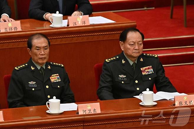 허웨이둥 중국 중앙군사위 부주석(왼쪽)이 10일(현지시간) 베이징 인민대회당에서 열린 전국인민정치협상회의(정협) 폐막식에 참석을 하고 있다. 2025.03.11 ⓒ AFP=뉴스1 ⓒ News1 우동명 기자