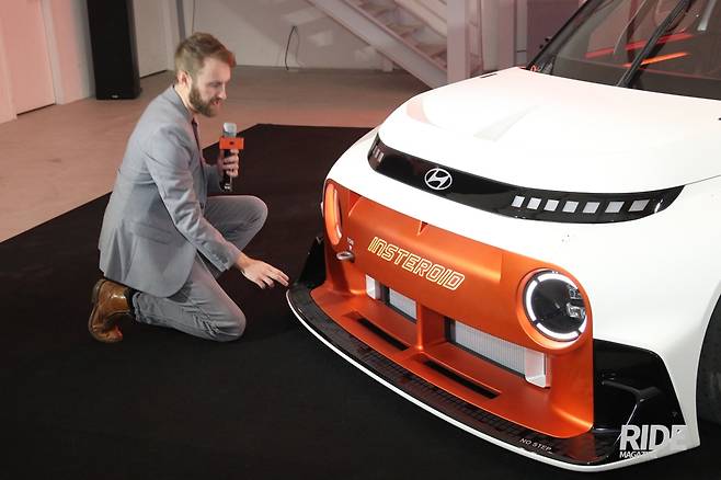 인스터로이드를 설명하고 있는 현대디자인센터장 사이먼 로스비 전무