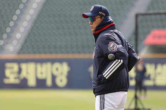 두산 이승엽 감독이 29일 잠실구장에서 열린 2025 KBO리그 삼성전에 앞서 선수단 훈련을 지켜보고 있다. 사진 | 두산 베어스