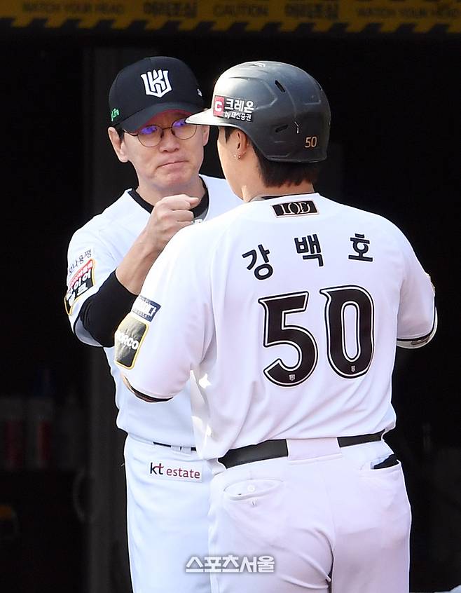 KT 강백호가 이강철 감독과 하이파이브 하고 있다. 수원 | 박진업 기자 upandup@sportsseoul.com