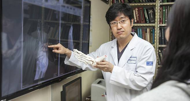 　◇유성호 과장이 발 건강 유지법에 대해 설명하고 있다.사진제공=대동병원