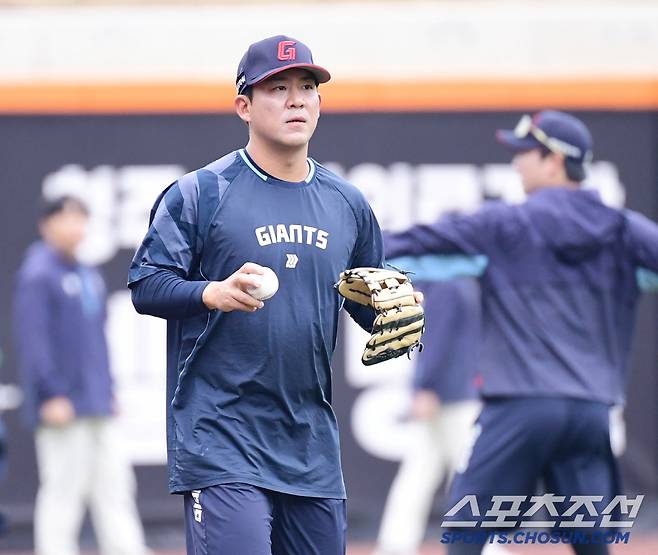 캐치볼로 몸을 풀고 있는 롯데 김민성.