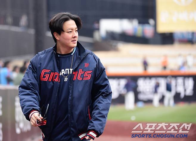 동료들과 함께 몸을 풀고 있는 롯데 김원중.