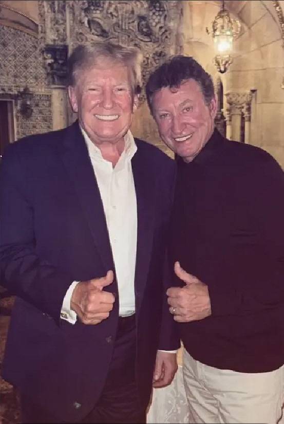 　◇함께 포즈를 취한 트럼프와 그레츠키출처=재닛 존스 그레츠키 인스타그램