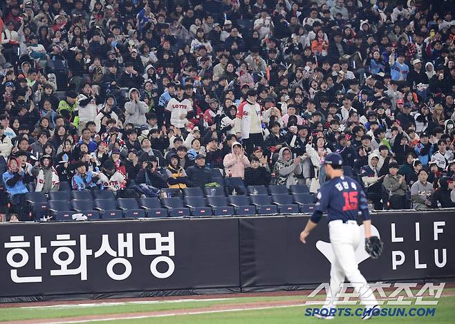 2일 대전 한화생명 볼파크에서 열린 KBO리그 한화와 롯데의 경기. 롯데 선발 김진욱이 6회 1사 후 마운드를 내려갔다. 김진욱에게 박수를 보내고 있는 롯데팬들. 대전=송정헌 기자songs@sportschosun.com/2025.04.02/