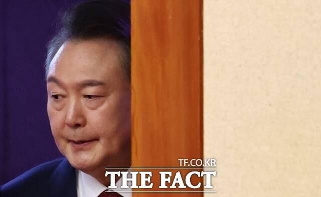 윤석열 대통령의 탄핵 심판 선고일이 4월 4일 오전 11시로 지정되면서 날짜와 관련된 다양한 이야기들이 나오고 있다. 사진은 '윤석열 대통령 탄핵심판 8차 변론'에 출석하고 있는 윤 대통령/사진공동취재단