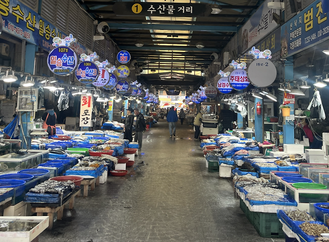 2일 오전 광주 남광주시장 안 골목. 장을 보는 이들의 걸음은 조용하고, 장바구니는 쉽게 채워지지 않는다. 송보현 기자