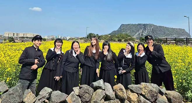 제주 관광 홍보 글로벌 서포터즈인 'JJ 프렌즈(JJ Friends)'가 지난달 31일 제주 서귀포시 성산일출봉 인근 유채꽃밭에서 기념촬영을 하고 있다./제주관광공사